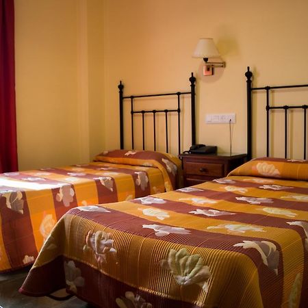 Hostal Restaurante La Curva 아드라 외부 사진