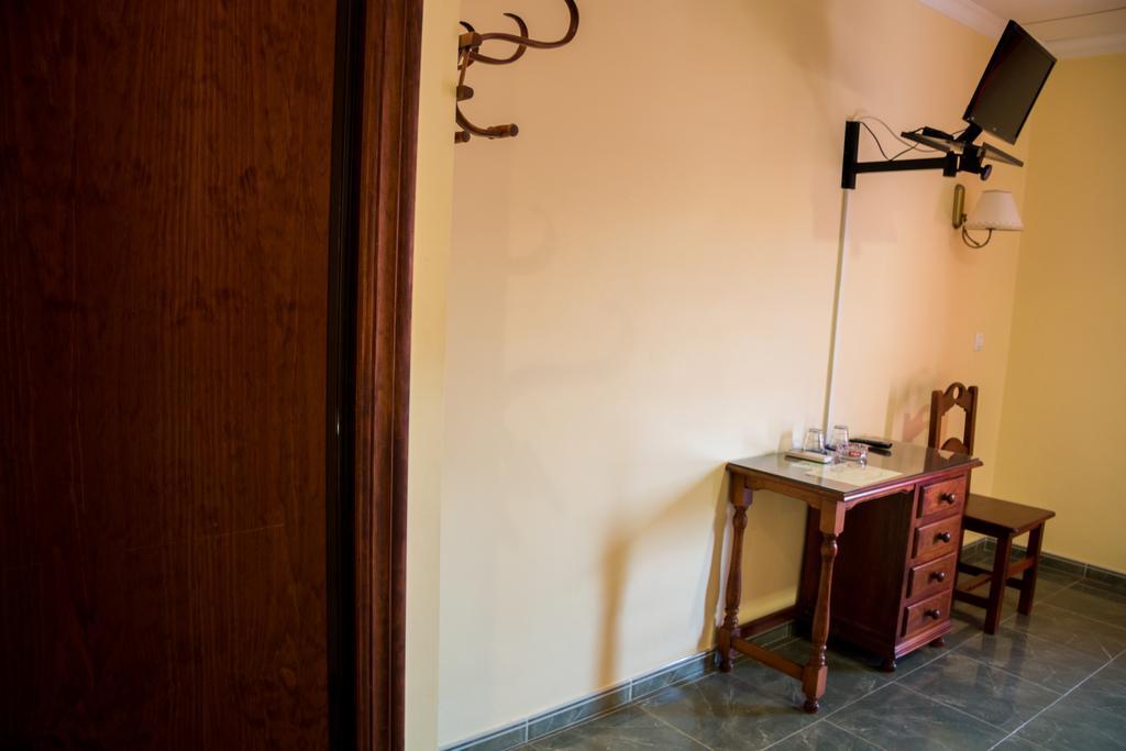 Hostal Restaurante La Curva 아드라 외부 사진